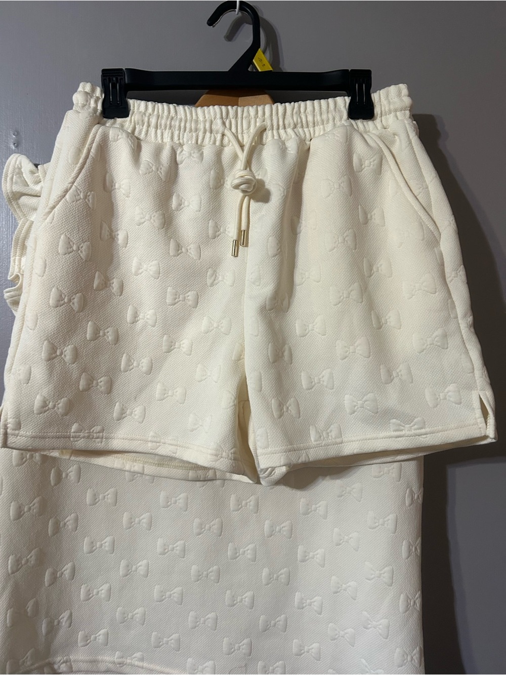 Ivory Bow-Embossed Ruffle Sleeve Top Size Medium - Picture 2 of 6